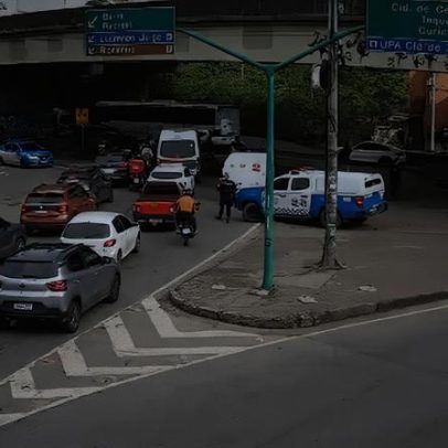 Ônibus é atravessado na rua durante operação da PM na Gardênia Azul