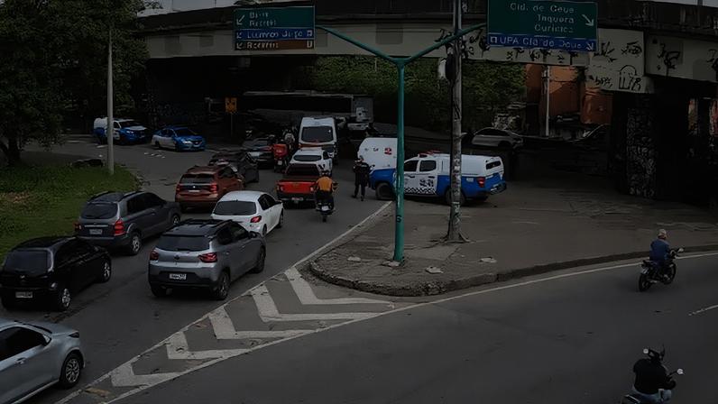 Policiais militares estão na Gardênia Azul