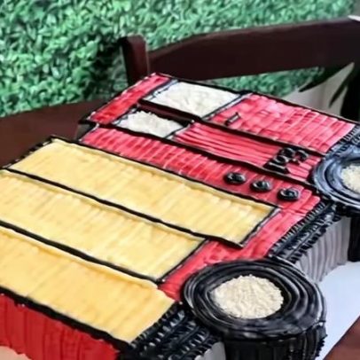 Confeiteiro transforma 6 kg de bolo em caminhão do Corpo de Bombeiros de SP