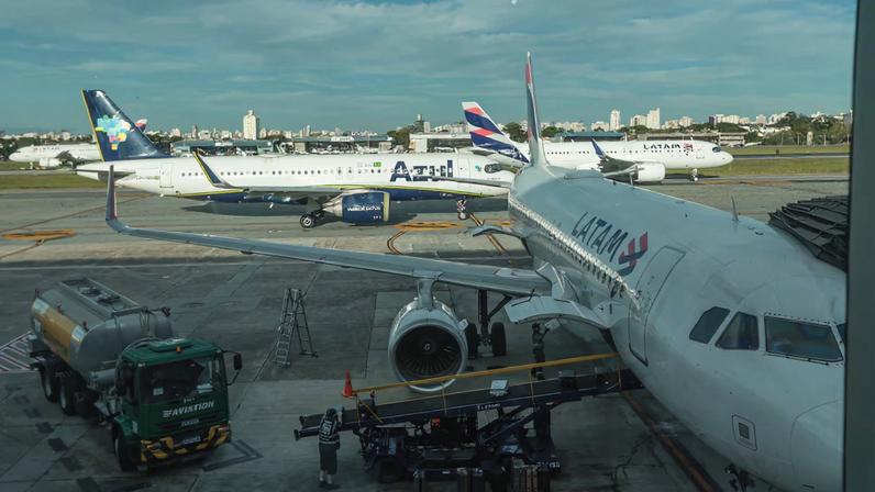 Idosa caiu de escada no desembarque no aeroporto de Congonhas e morreu após dias