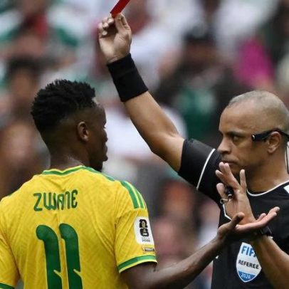Fifa suspende meia da África do Sul por três jogos após expulsão