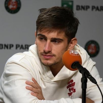 Arnaldi desiste da semi de Roland Garros por virose; Cobolli faz final contra Zverev