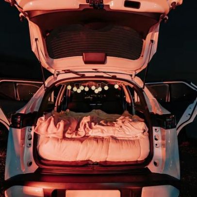 Casal transforma carro em hotel cinco estrelas