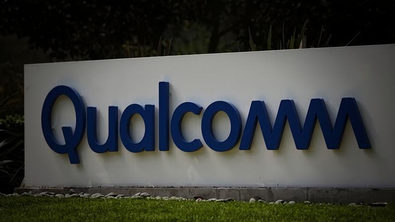 Logo da Qualcomm em San Diego, Califórnia, EUA