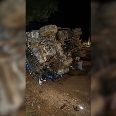 Homem morre e dois ficam feridos em acidente entre caminhão e carro em Mariana