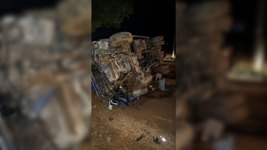 Homem morre e dois ficam feridos em batida entre caminhão e carro em MG