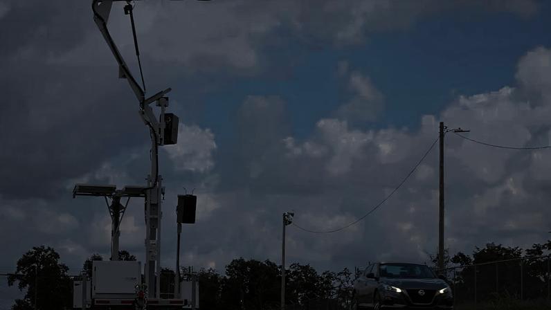 Câmeras com IA são capazes de flagrar motoristas usando o celular a 300 km/h. Foto: Divu