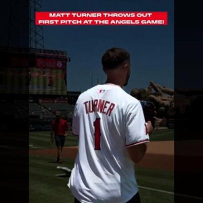Matt Turner lança o arremesso inicial no jogo dos Angels