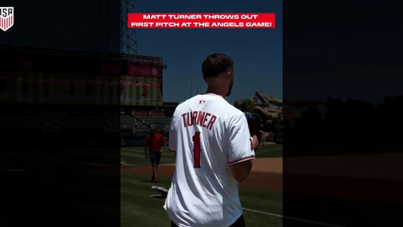 O goleiro da USMNT Matt Turner mostrou suas habilidades no beisebol em uma visita especial ao Los Angeles Angels.