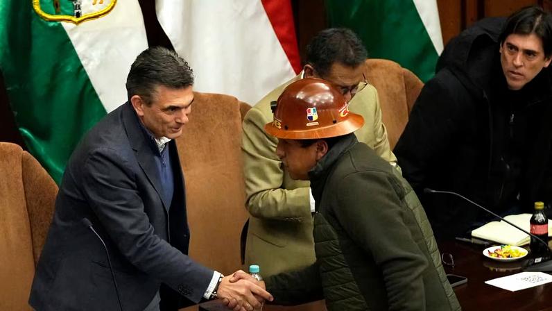 Segundo o presidente do país, Rodrigo Paz, ‘uma tentativa de golpe de Estado orquestrada pelo narcoterrorismo’. Ele também associa as manifestações ao ex-presidente de esquerda Evo Morales