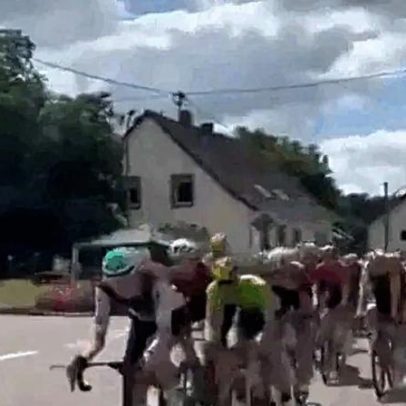 Idosa em scooter invade corrida na Alemanha e derruba ciclistas, vídeo