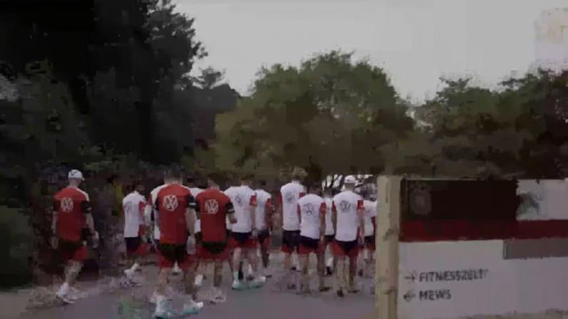 Acompanhe os bastidores da chegada da seleção alemã ao seu centro de treinamento em Winston-Salem, na Carolina do Norte, e do primeiro dia de preparação para a estreia no Grupo E da Copa do Mundo da FIFA 2026 contra Curaçao.