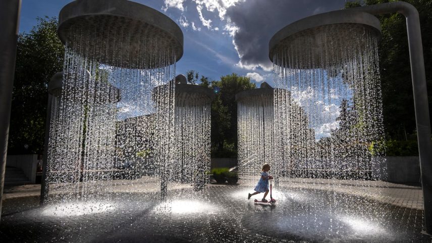 Semáforos pararam de funcionar na região da costa do Báltico e companhia de água pede economia, numa das maiores ondas de calor já enfrentadas na Europa