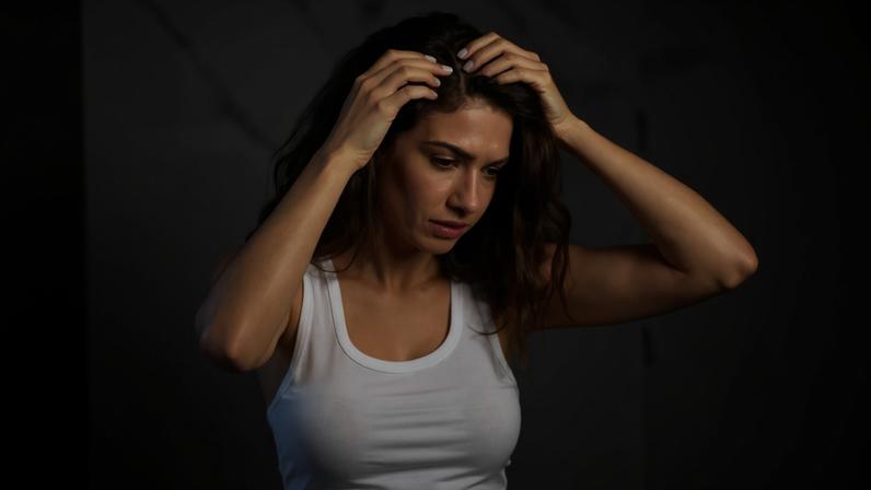 Queda de cabelo: entenda por que o problema tem atingido cada vez mais mulheres jovens