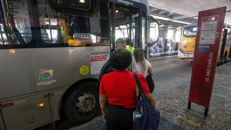 Passageiros embarcam em um ônibus da TransUnião, no Terminal Itaquera, na zona leste de São Paulo; diretores da empresa são investigados sob a suspeita de estar ligados ao PCC