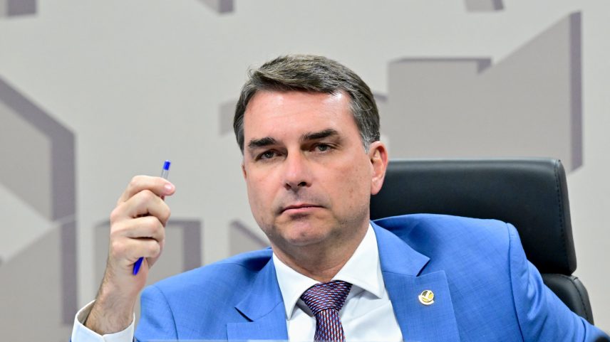 Flávio Bolsonaro afirma que operação da polícia não tem relação com o longa-metragem sobre o pai