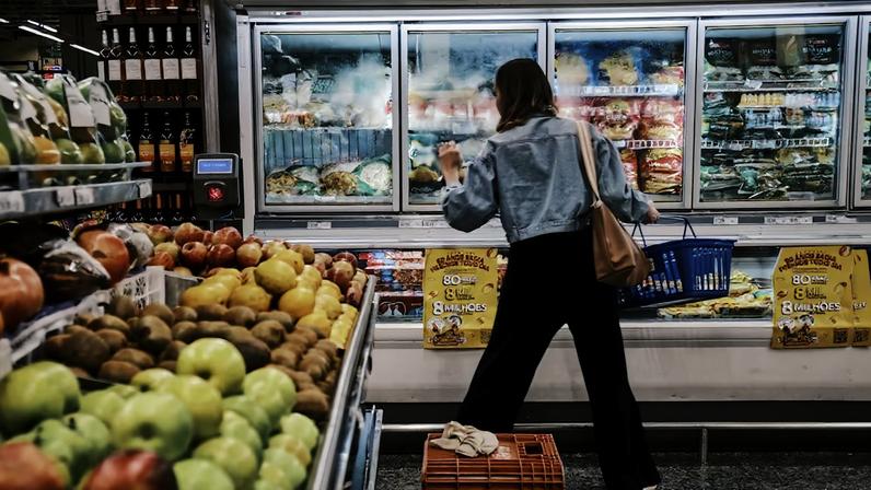 Consumidores estão redirecionando gastos para alimentos frescos, suplementos proteicos, produtos capilares e roupas esportivas. (Foto: Gustavo Minas/Bloomberg)