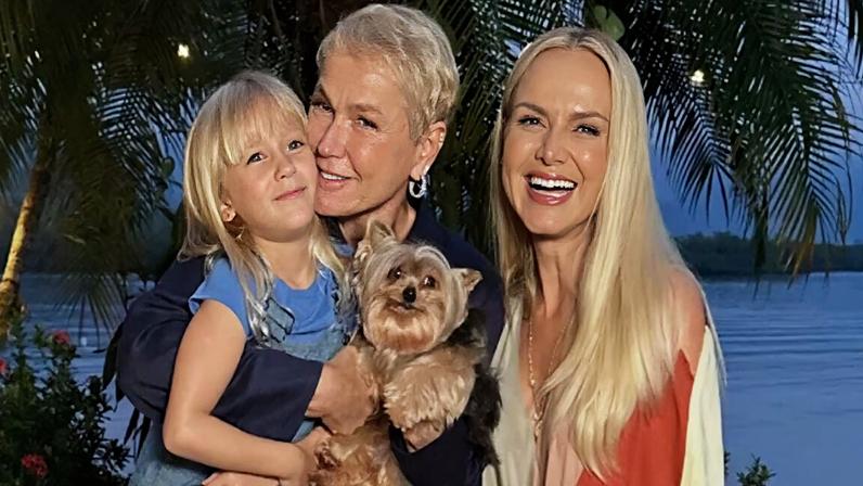Xuxa aparece com sua afilhada e Eliana em dia de gravação