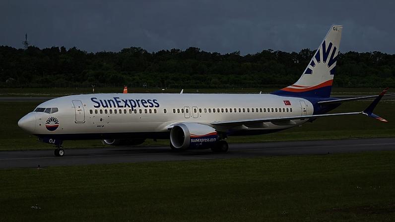 Passageiros ficam retidos no interior da aeronave sob alta temperatura
