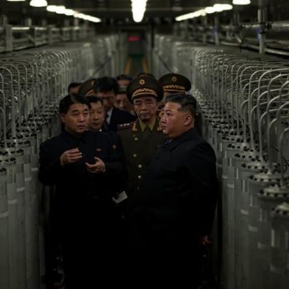 Kim Jong-un inspeciona nova usina nuclear e planeja ampliar produção de armas