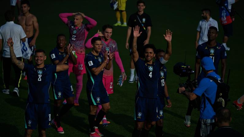 Bruno Guimarães, Danilo, Ederson e Marquinhos comemoram vitória da seleção (Jorge Nicola/R7)