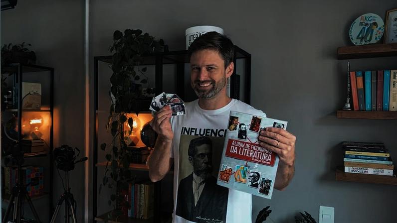 Alencar Schueroff, o criador das figurinhas literárias.