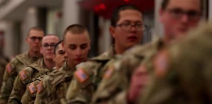 Recrutas do Exército dos EUA voltam pra casa para o Natal