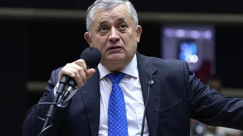 O ministro das Relações Institucionais, José Guimarães (PT-CE), e o senador Jaques Wagner (PT-BA)