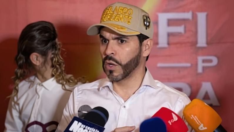 O senador Flávio Bolsonaro (PL-RJ) e o presidente eleito da Colômbia, Abelardo de la Espriella