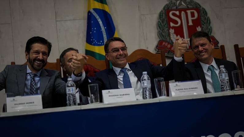 Ricardo Nunes (MDB), Flávio Bolsonaro (PL) e Tarcísio de Freitas (Republicanos) em evento no Legislativo paulista. (Foto: Rodrigo Costa/Assembleia Legislativa de São Paulo)