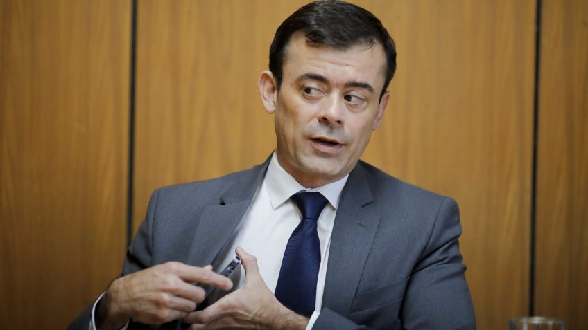O secretário-executivo do Ministério da Fazenda, Rogério Ceron, diz o governo vai analisar o cenário internacional nos próximos 30 dias