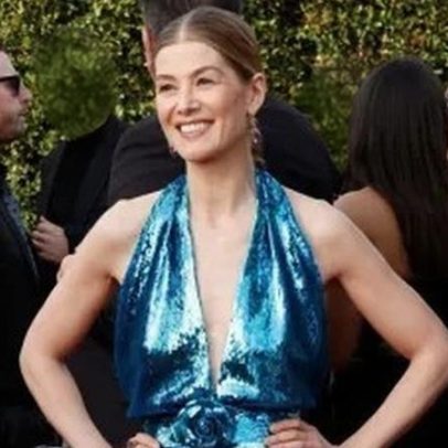 Rosamund Pike chama atenção de espectador que mexia no celular durante peça