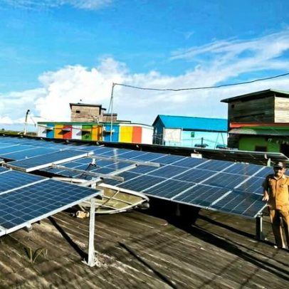 Energia solar leva luz a zonas rurais na Indonésia, mas desigualdade persiste