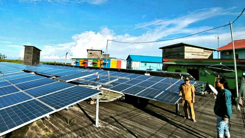 Energia solar leva luz a zonas rurais na Indonésia, mas desigualdade persiste