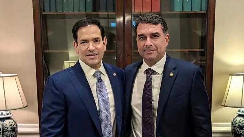 Na foto, o secretário de Estado dos EUA, Marco Rubio, ao lado de Flávio Bolsonaro, senador e candidato à Presidência