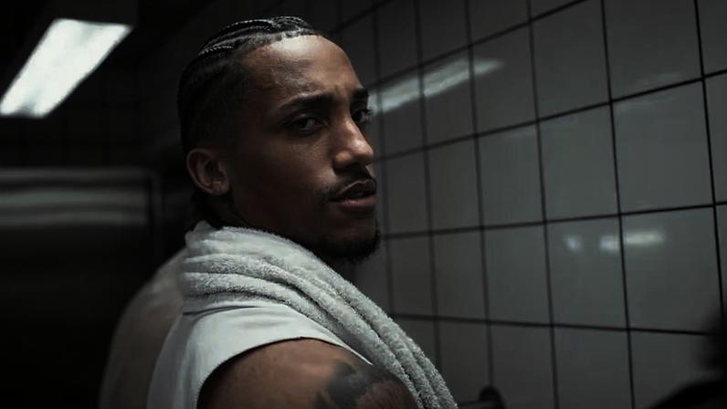 João Pedro sensualiza em clipe musical da Rainha do Pop