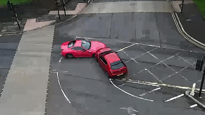 Dona destrói Ferrari rosa obsessão com Barbie e aciona seguro após perda total
