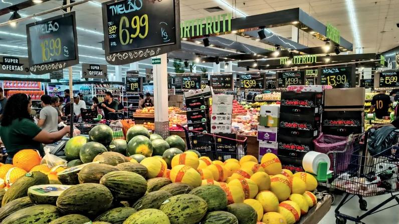 VILÕES - No supermercado: alimentos estão entre os produtos que mais pesam na inflação
