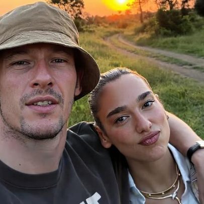 Dua Lipa faz referência à ex-mulher de Mick Jagger em look de noiva