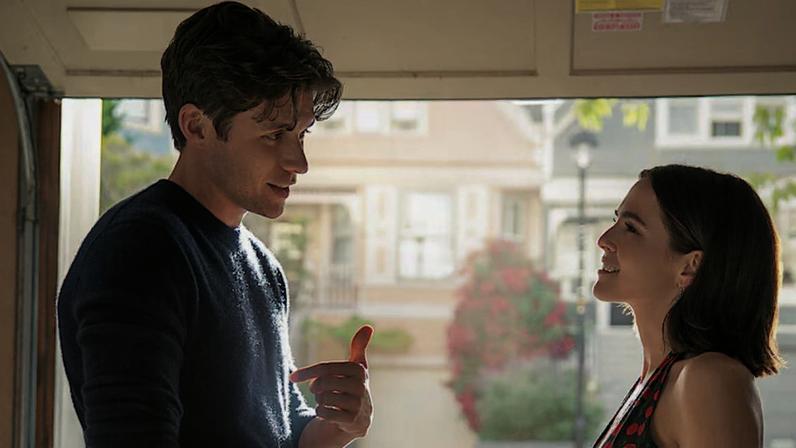 Nick Robinson e Zoey Deutch mostram muita química em 'Mensagens para Isabelle'