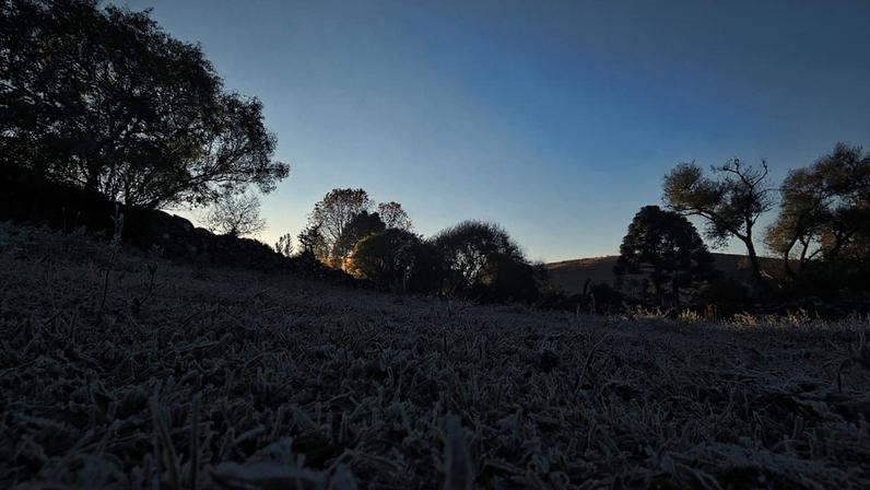 Serra de SC registra menor temperatura no Brasil em 2026. Frio intenso causa muita geada na região Sul no fim de junho de 2026 (Foto: São Joaquim, SC, por Mychel Legnaghi - São Joaquim Online