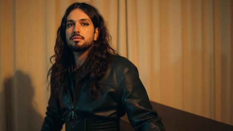 nando inicia lançamentos de seu álbum de estreia com o single "mas adoro amar você"