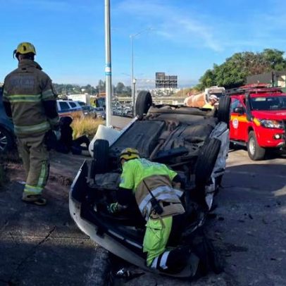 Carro de aplicativo capota na MG-10 em Belo Horizonte; quatro ficam feridos