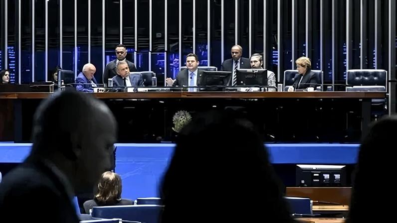 Senadores durante sessão de votações no plenário