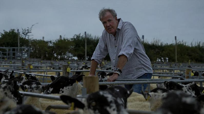 HAJA PASTO - Jeremy Clarkson com as ovelhas devoradoras de dinheiro: a alegria e os micos de um fazendeiro fajuto - (Amazon Studios/.)