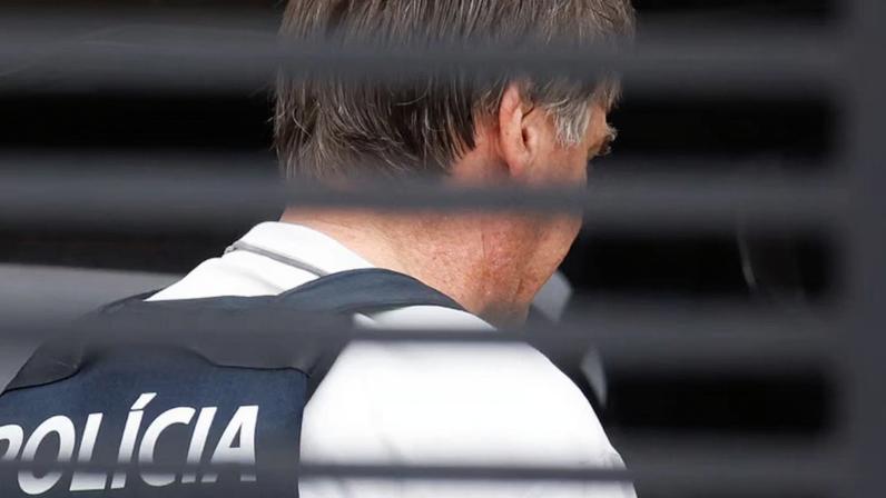 Moraes manda defesa de Bolsonaro explicar arma do ex-presidente que segurança levava para conserto