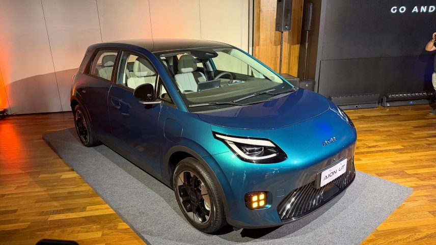 GAC Aion UT azul estacionado