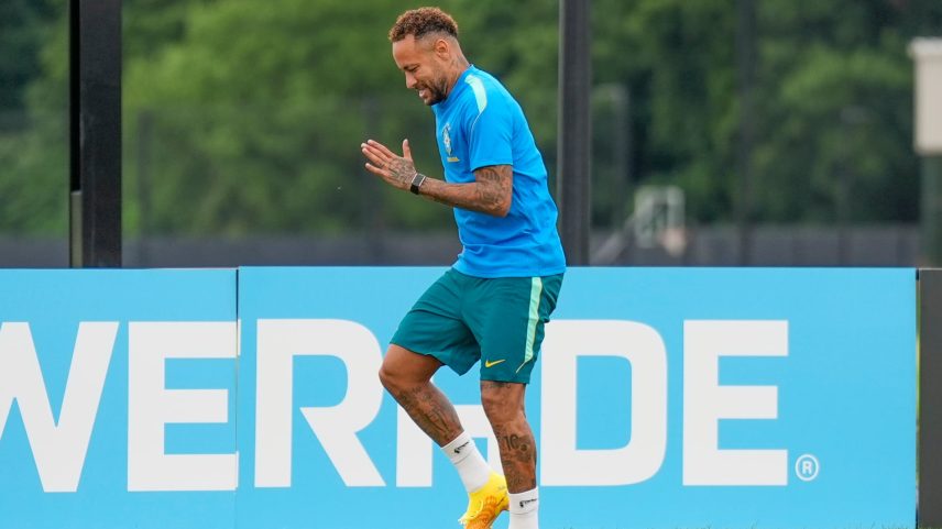Neymar com chuteira nova no treino da seleção