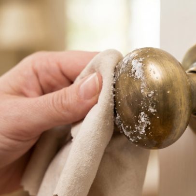 Como limpar objetos de latão com ingredientes simples e recuperar o brilho