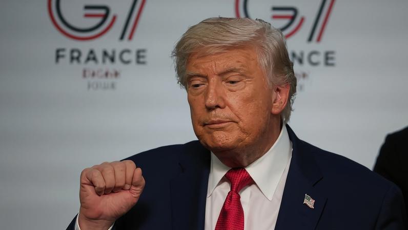 O presidente dos Estados Unidos, Donald Trump, gesticula durante uma coletiva de imprensa, em Evian-les-Bains, na França